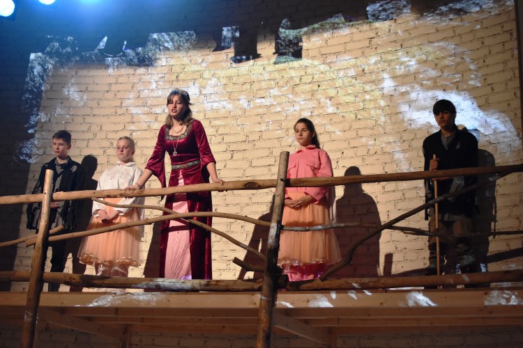 Leerlingen Jeugdtheaterschool schitteren in Anna Presenteert!